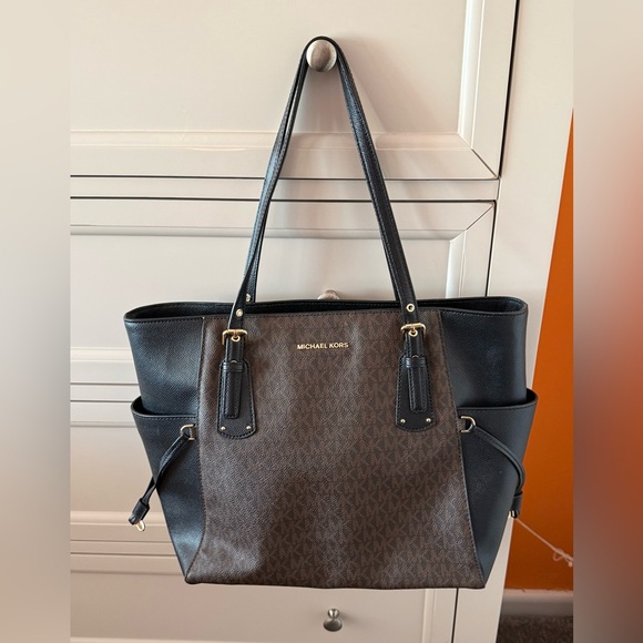 Michael Kors Elegant Brown and Black Tote - Picture 4 of 12
